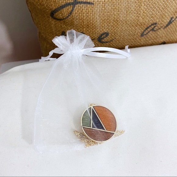 🎀 • Geometric Wooden Round Boho Necklace • - Picture 4 of 4